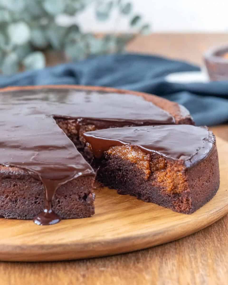 Einfacher saftiger Schokokuchen mit geschmolzener Schokolade - detail 1
