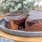 Einfacher saftiger Schokokuchen mit geschmolzener Schokolade