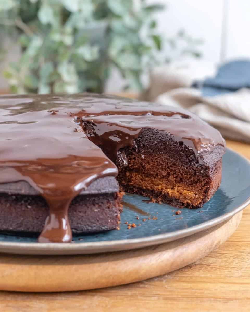 Einfacher saftiger Schokokuchen mit geschmolzener Schokolade - detail 2