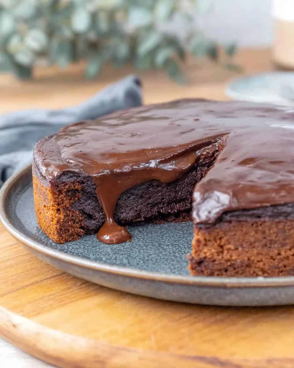 Einfacher saftiger Schokokuchen mit geschmolzener Schokolade - detail 3