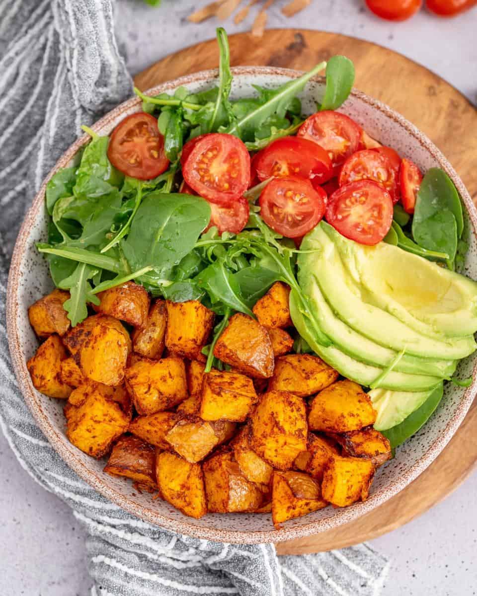 Einfaches Rezept knusprige Ofenkartoffel Bowl mit Salat und Avocado - detail 1