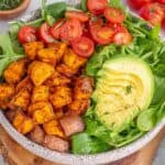 Einfaches Rezept knusprige Ofenkartoffel Bowl mit Salat und Avocado