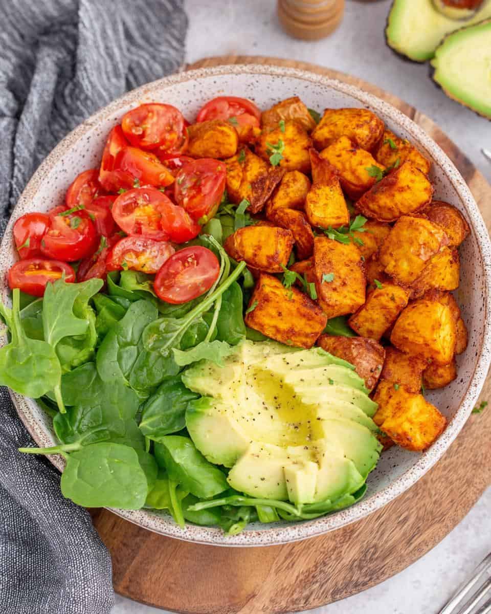 Einfaches Rezept knusprige Ofenkartoffel Bowl mit Salat und Avocado - detail 2