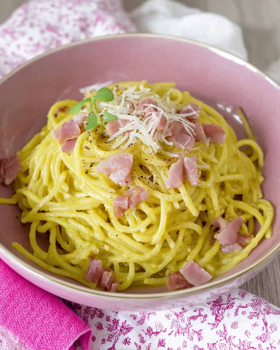Einfaches und schnelles Spaghetti Carbonara mit Sahne Rezept - detail 2