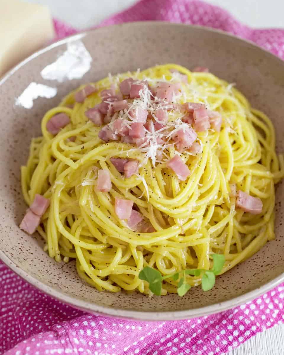 Einfaches und schnelles Spaghetti Carbonara mit Sahne Rezept - detail 3
