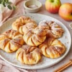 Gebackene Apfelringe aus Blätterteig mit Zimt und Zucker