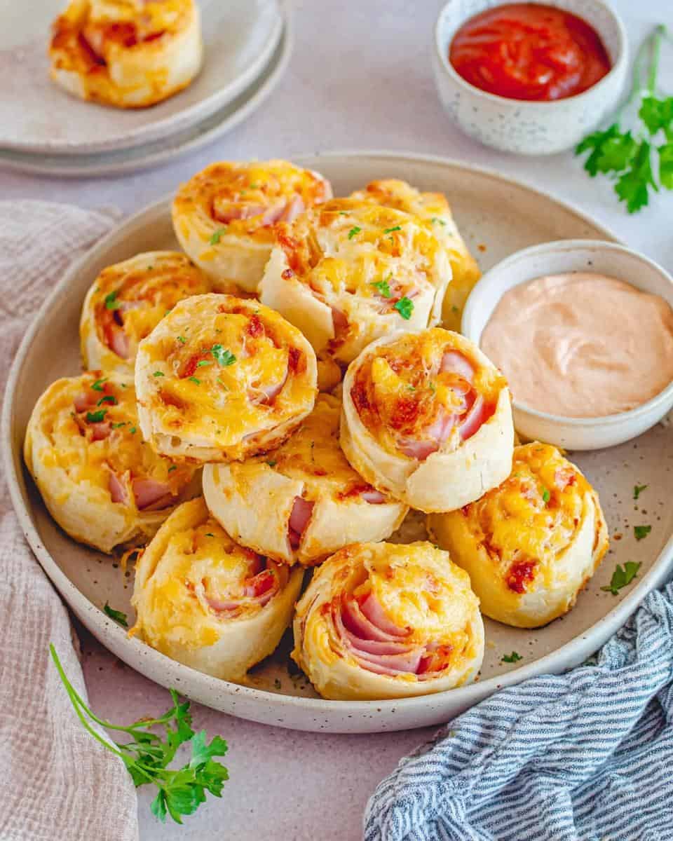 Gefüllte Pizzabrötchen mit Geflügelschinken und Käse selber machen - detail 1