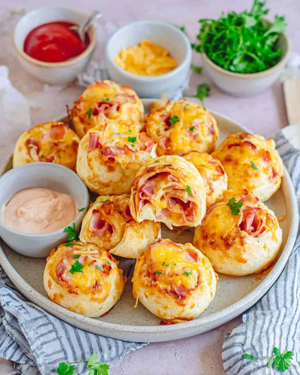 Gefüllte Pizzabrötchen mit Geflügelschinken und Käse selber machen - detail 2