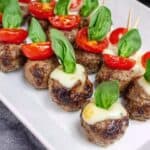Hackbällchen Caprese Spieße mit Mozzarella und Tomate