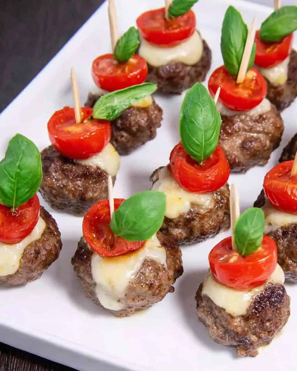 Hackbällchen Caprese Spieße mit Mozzarella und Tomate - detail 2