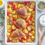 Hähnchenschenkel im Ofen mit Kartoffeln Paprika Zwiebeln und Sour Cream