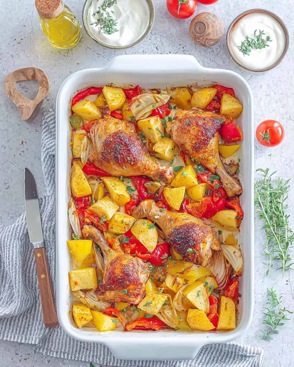 Hähnchenschenkel im Ofen mit Kartoffeln Paprika Zwiebeln und Sour Cream - detail 2