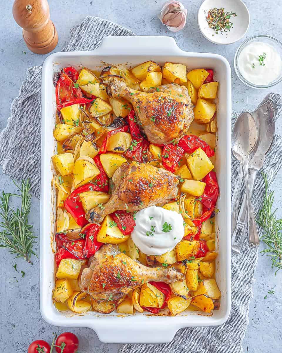 Hähnchenschenkel im Ofen mit Kartoffeln Paprika Zwiebeln und Sour Cream - detail 3
