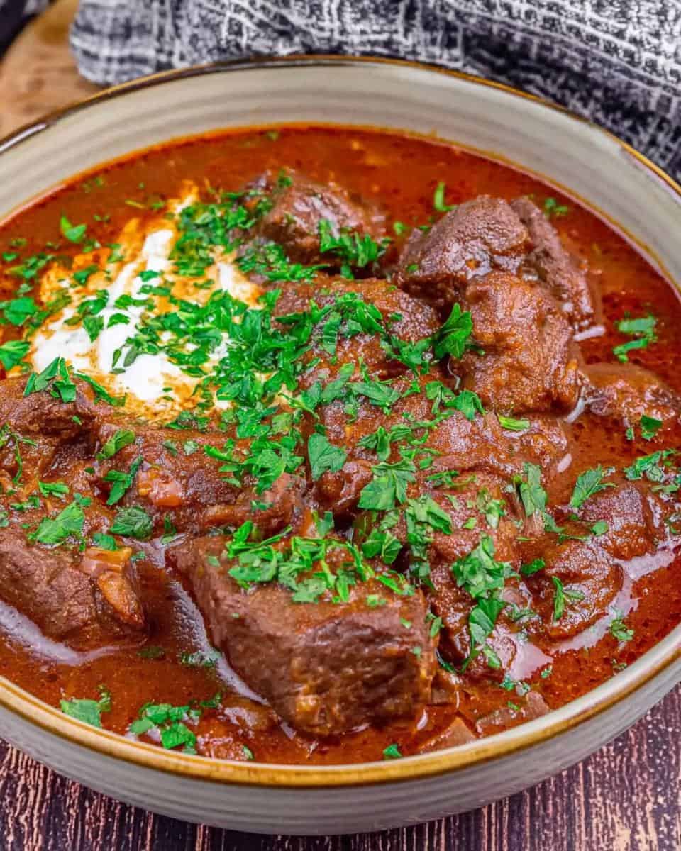 Rindergulasch Rezept mit Rotwein ganz zart wie von Oma - detail 1