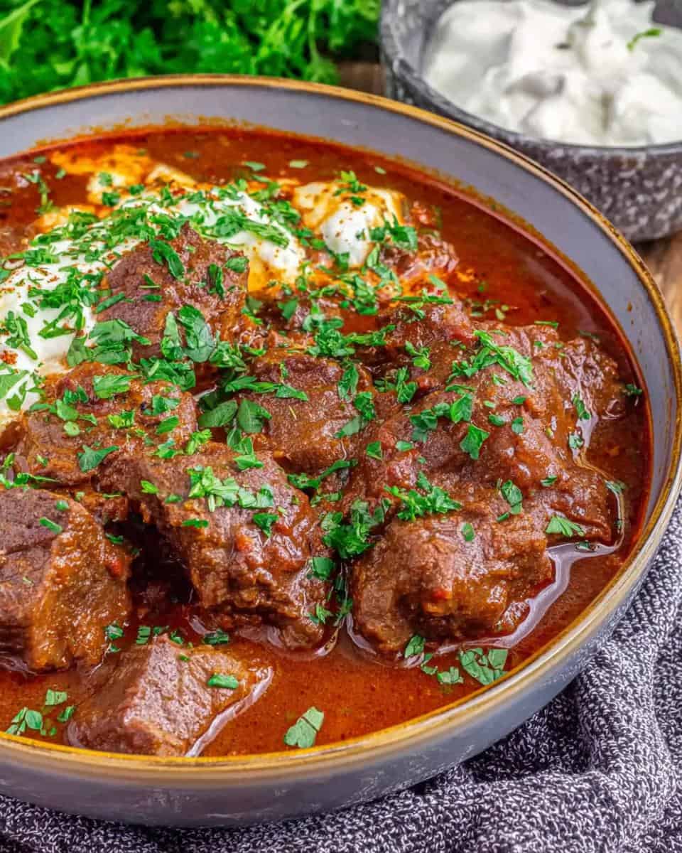 Rindergulasch Rezept mit Rotwein ganz zart wie von Oma - detail 2