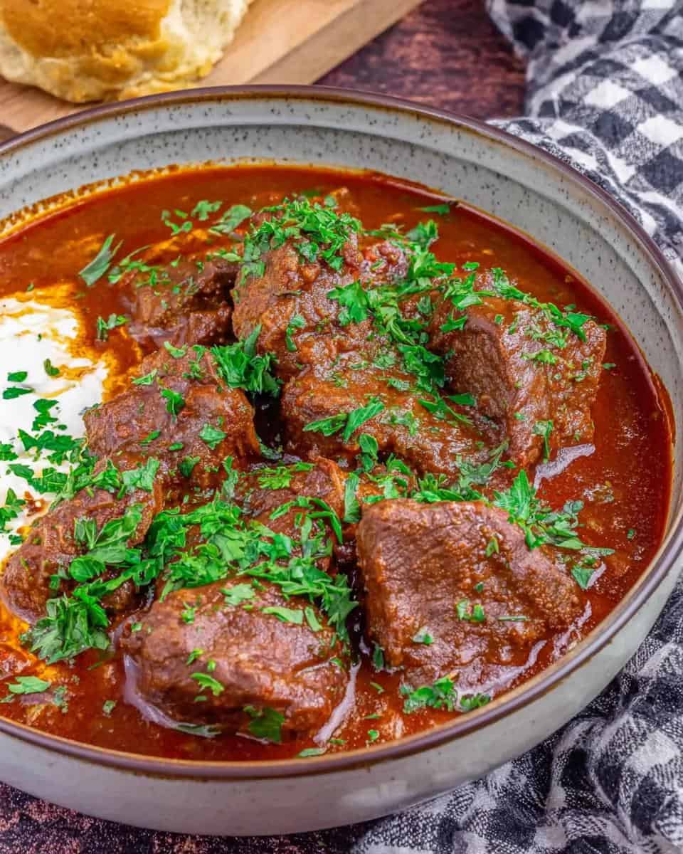 Rindergulasch Rezept mit Rotwein ganz zart wie von Oma - detail 3