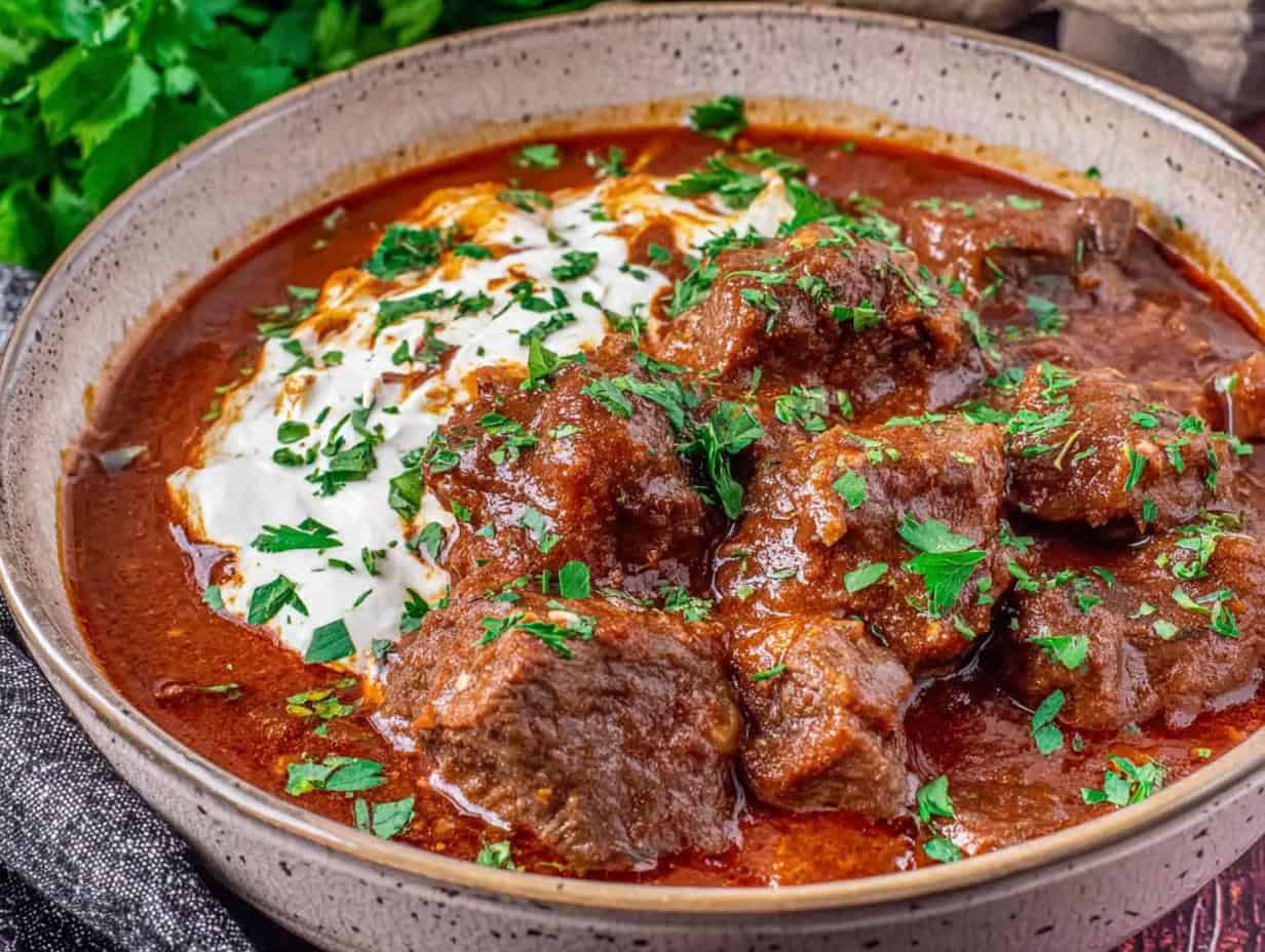 Rindergulasch Rezept: Omas zartes Rezept, in 90 Minuten!