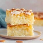 Saftiger Buttermilchkuchen vom Blech mit Mandeln und Sahneguss