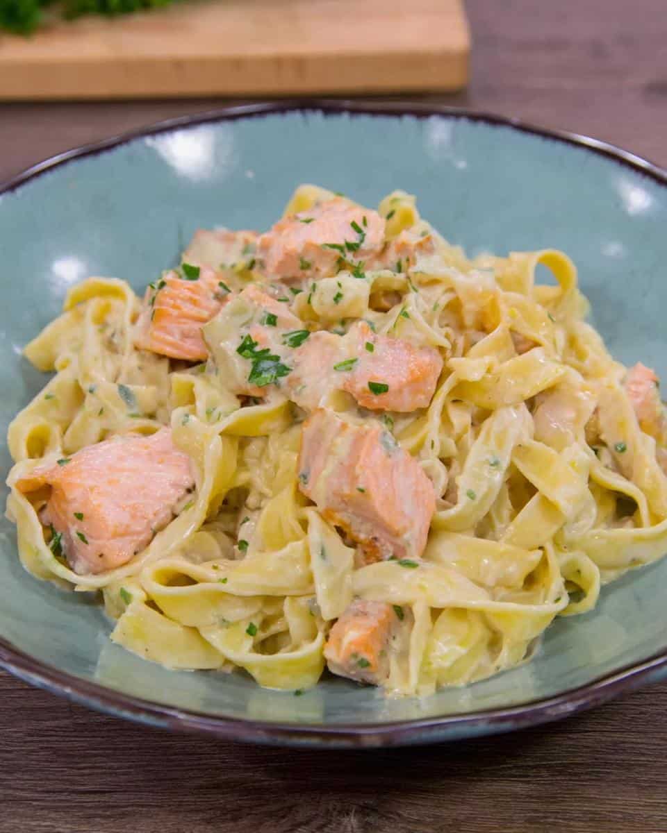 Schnelle Pasta mit Lachs und Sahnesauce - detail 1
