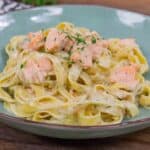 Schnelle Pasta mit Lachs und Sahnesauce