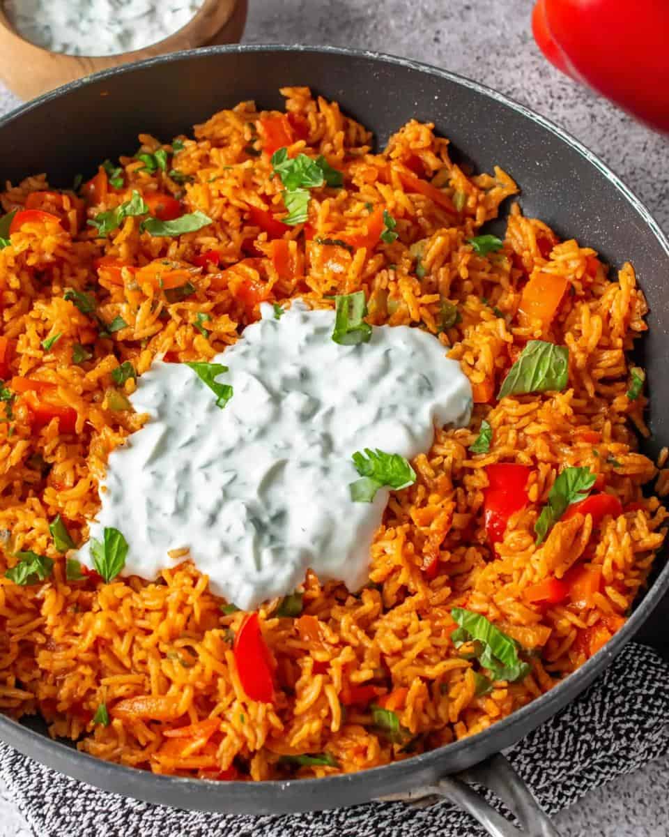 Schnelle vegetarische Paprika-Reis-Pfanne mit Joghurtsosse - detail 1