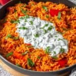 Schnelle vegetarische Paprika-Reis-Pfanne mit Joghurtsosse