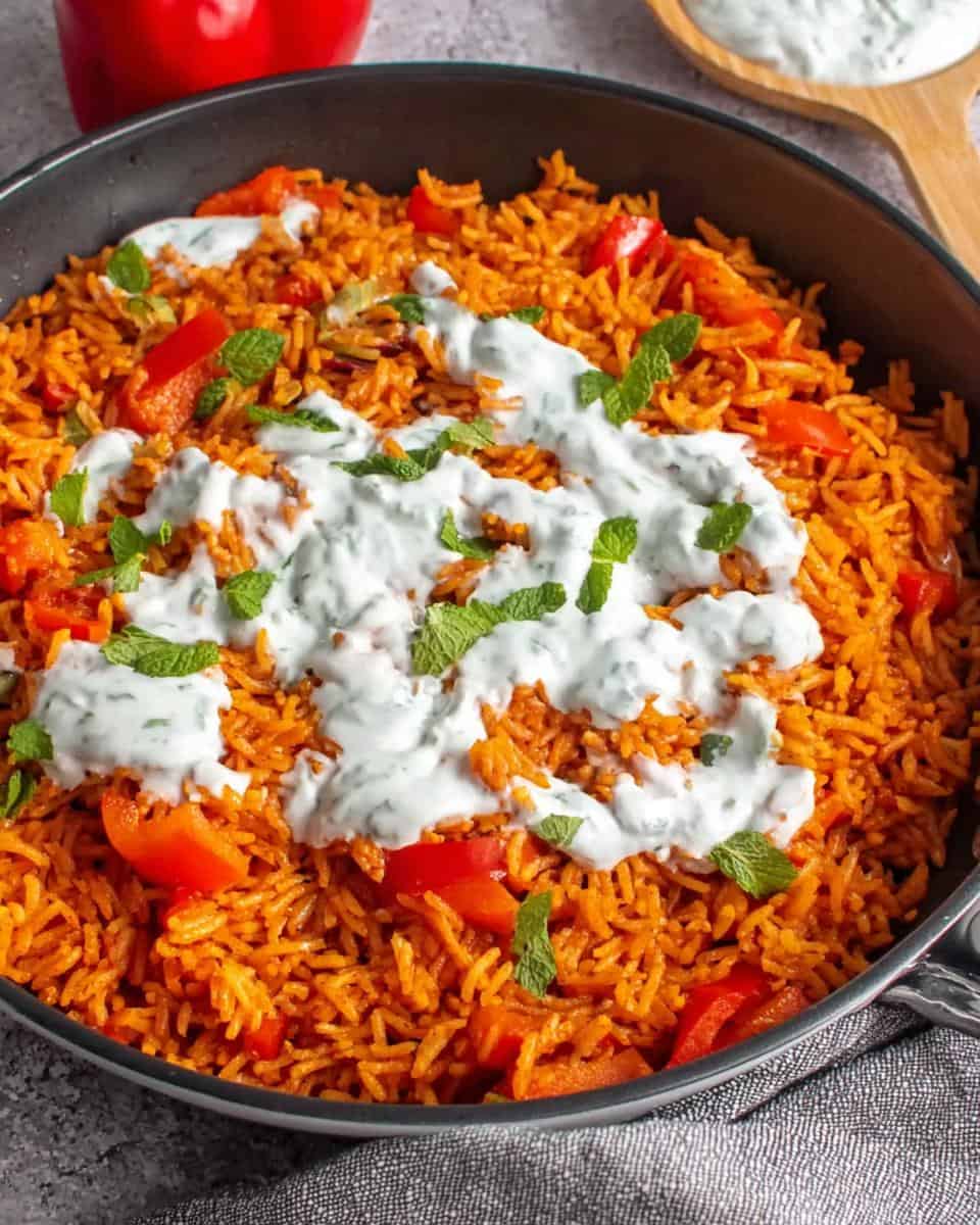 Schnelle vegetarische Paprika-Reis-Pfanne mit Joghurtsosse - detail 3