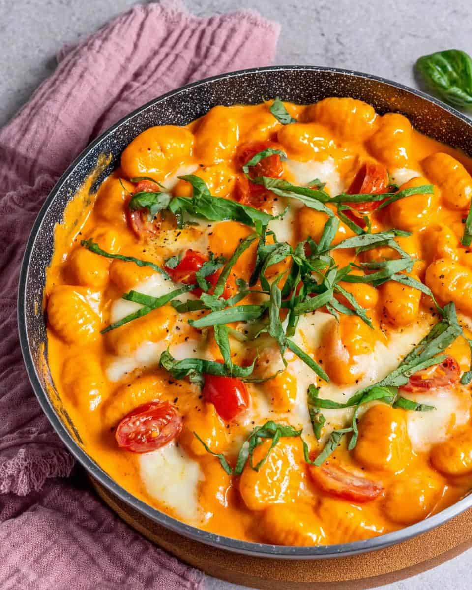 Schnelle vegetarische Schupfnudelpfanne mit Tomaten und Mozzarella - detail 1