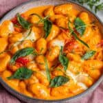 Schnelle vegetarische Schupfnudelpfanne mit Tomaten und Mozzarella