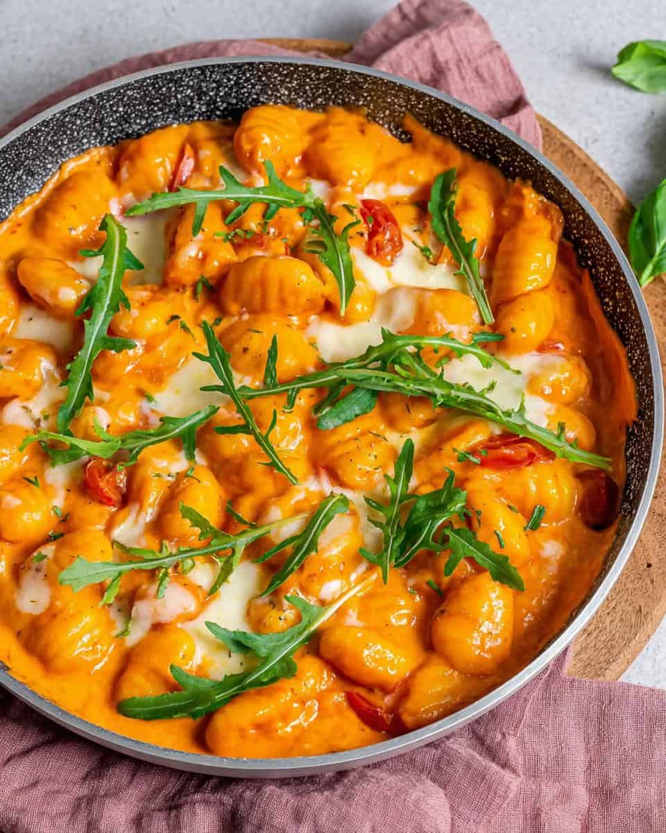 Schnelle vegetarische Schupfnudelpfanne mit Tomaten und Mozzarella - detail 2