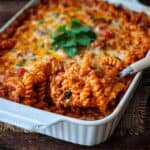 Schneller Nudelauflauf mit Hackfleisch, Tomaten und Käse-Sahne-Soße