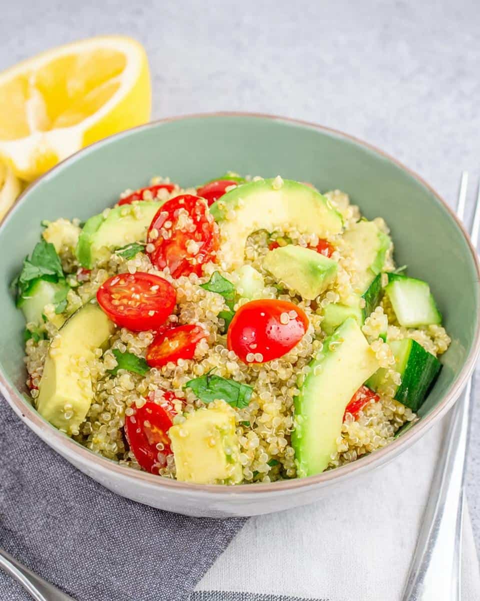 Schneller Quinoa Salat mit Avocado Gurke Tomate - detail 1