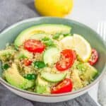 Schneller Quinoa Salat mit Avocado Gurke Tomate