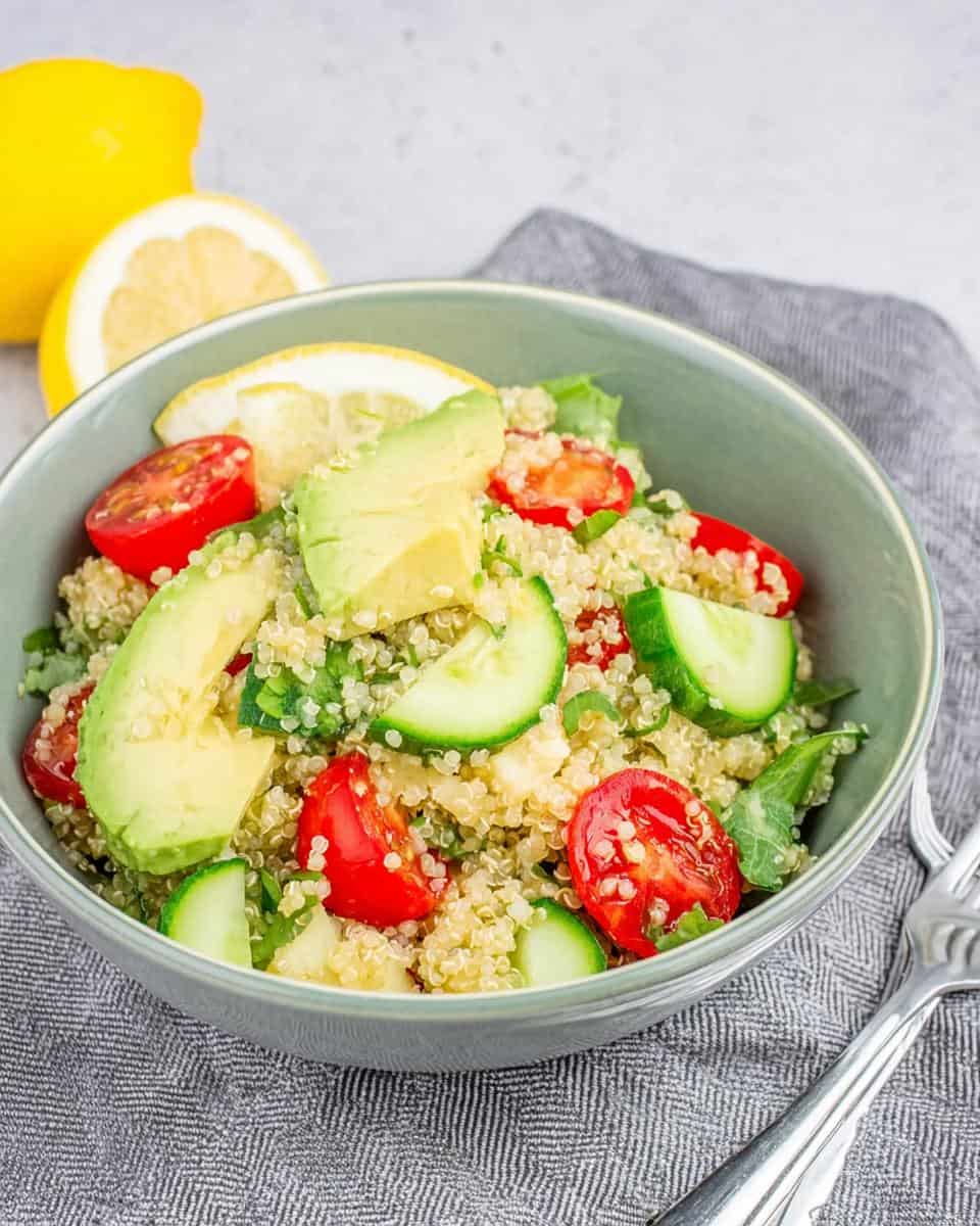 Schneller Quinoa Salat mit Avocado Gurke Tomate - detail 2