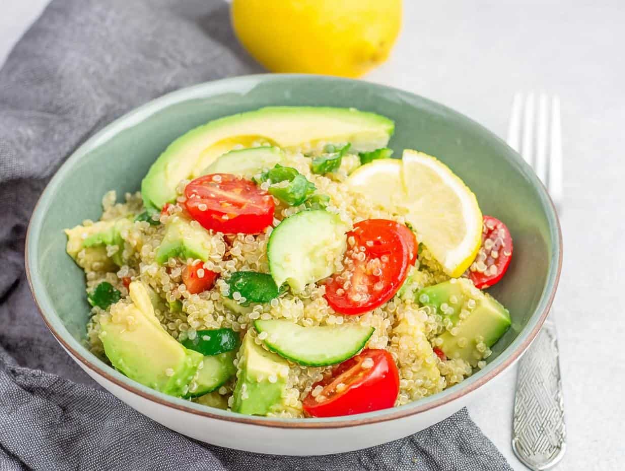 Schneller Quinoa Salat: 15 Min. Glücklich & Vegan