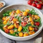 Schneller knuspriger Gnocchi Salat mit Pesto Rosso