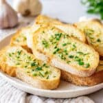 Schnelles Knoblauchbrot aus Baguette in der Pfanne