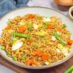 Schnelles Rezept chinesische gebratene Nudeln mit Ei und Gemüse