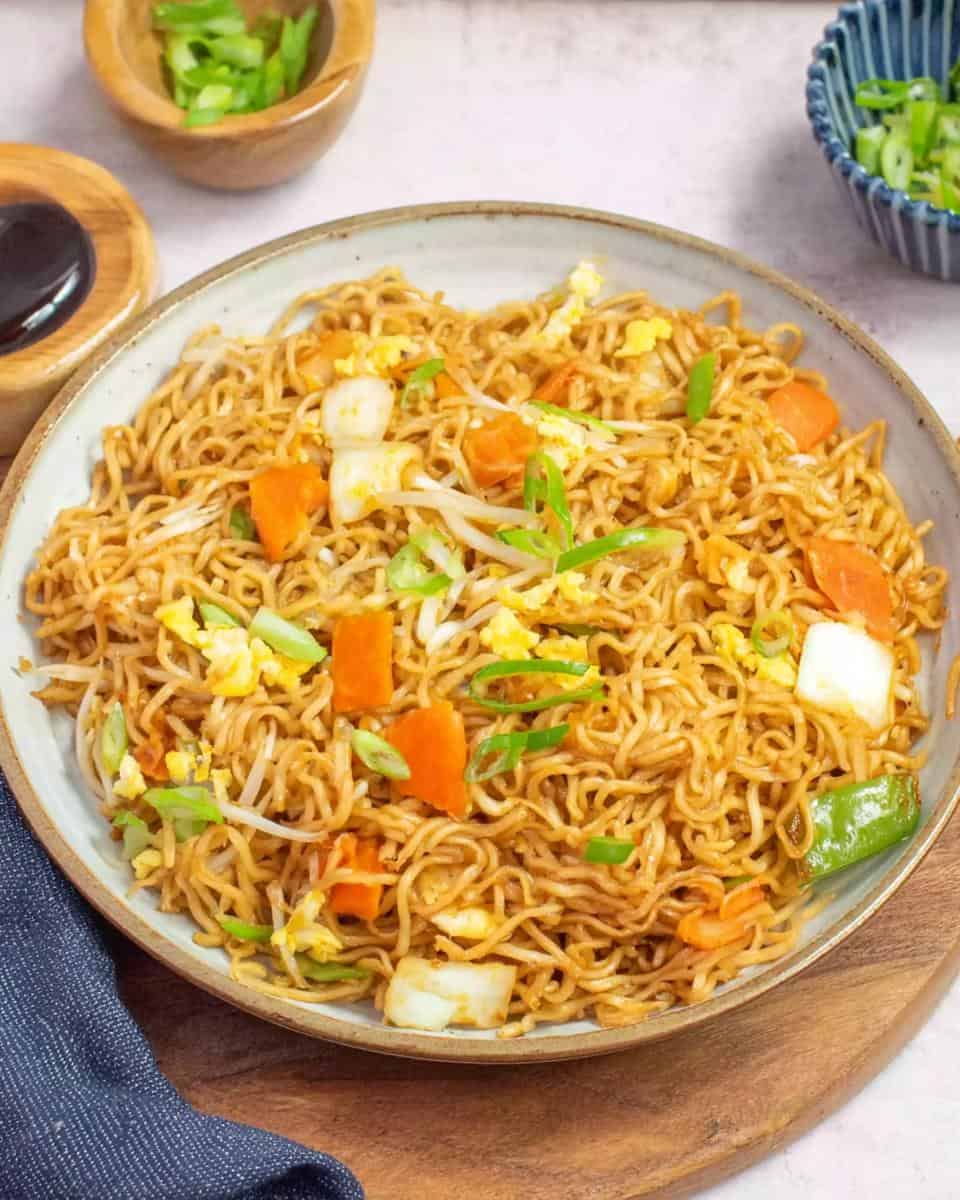 Schnelles Rezept chinesische gebratene Nudeln mit Ei und Gemüse - detail 2