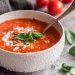 einfache Tomatensuppe mit Reis und passierten Tomaten