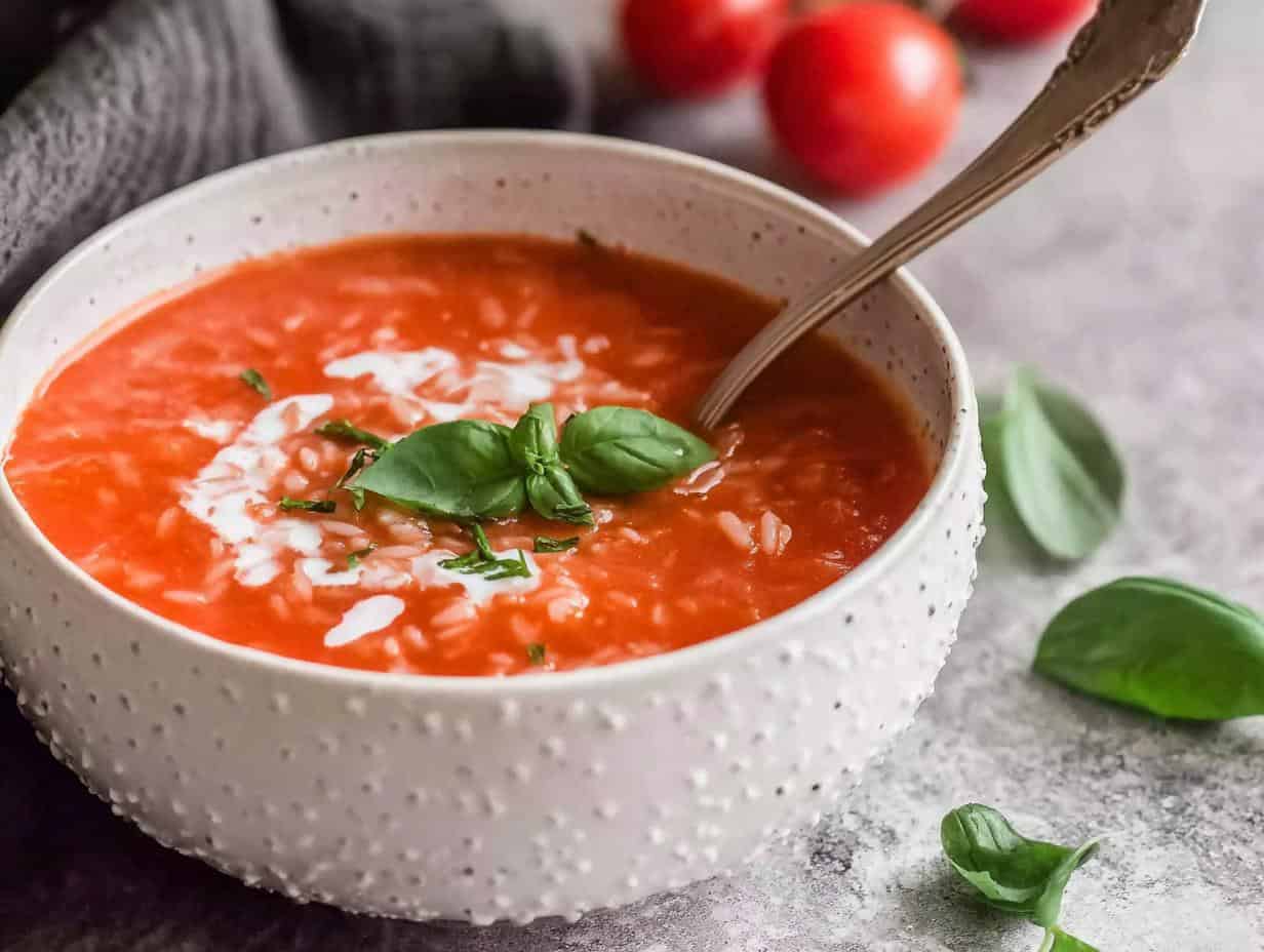 Einfache Tomatensuppe: Omas Rezept in 30 Minuten!